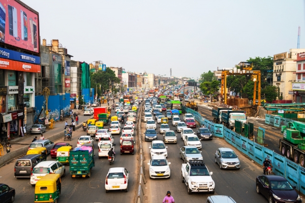渋滞するインドの道
