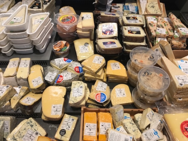オランダ　スーパーに陳列されたチーズの写真