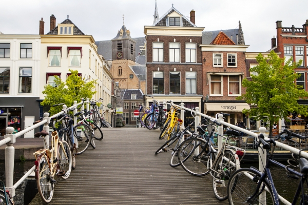 オランダ　橋の上に停められた自転車の写真