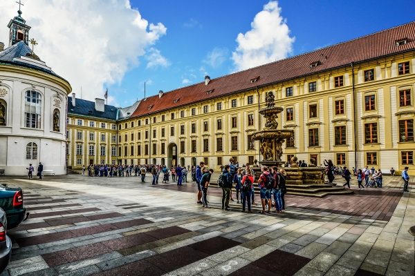 チェコの学生と建物