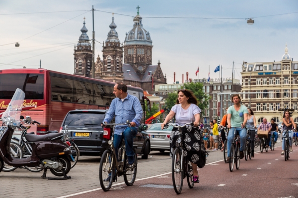 オランダ　道路を走る自転車の写真