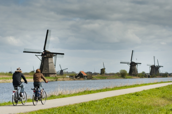 オランダ　風車と自転車の風景