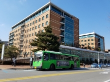 農業生命工学部校舎外観：ソウル市内を走る一般市内バスがキャンパス内の各学部前で停車する